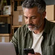 Empresário com computador no estoque de seu e-commerce